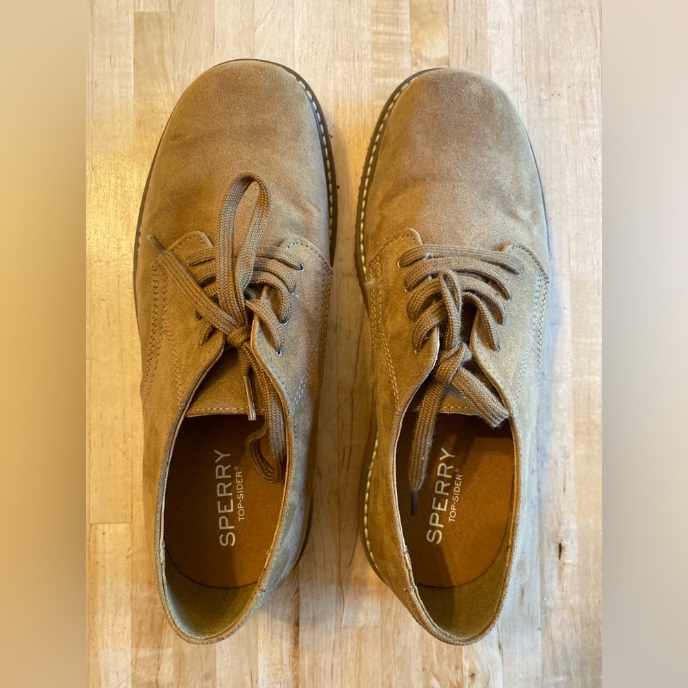 Like new, worn twice. Boys Sperry buck style dress shoes. Size 4.